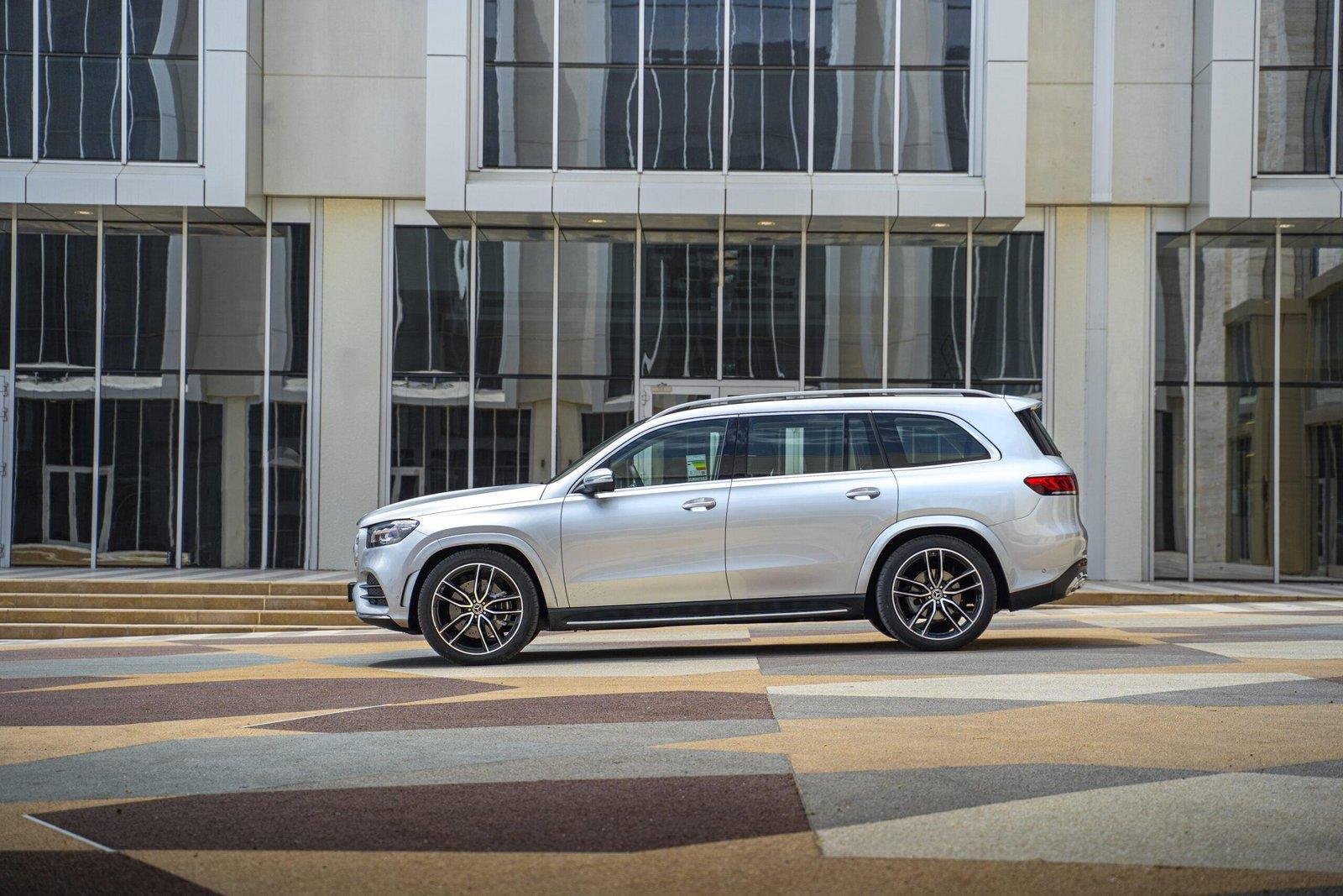 Mercedes GLS — Street