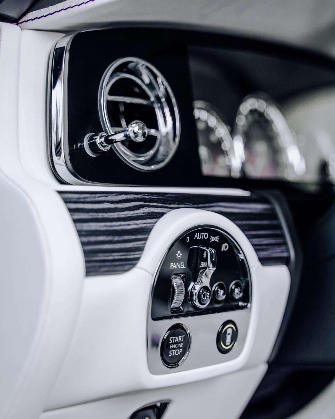 Rolls-Royce Ghost — The clock