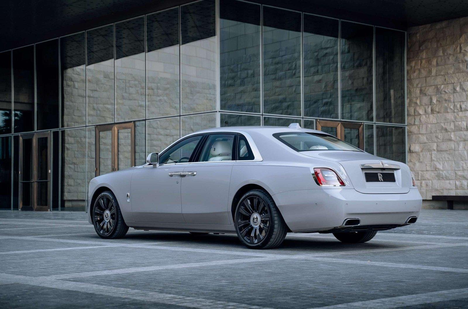 Rolls-Royce Ghost — Glass and stone