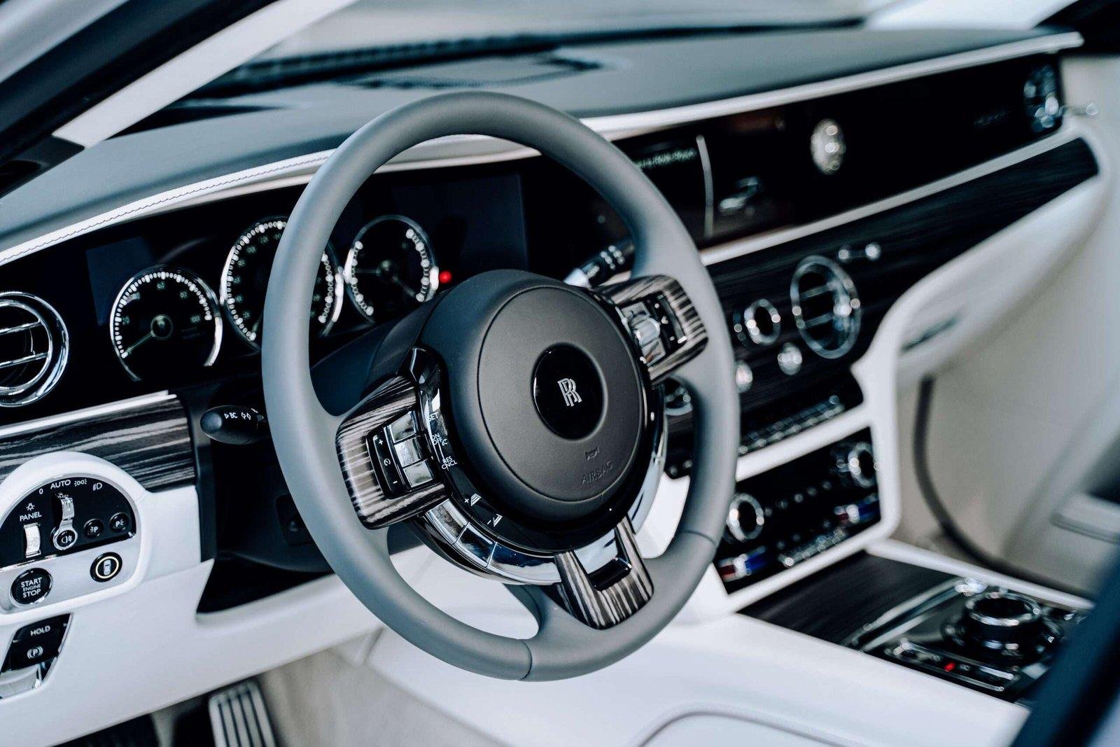 Rolls-Royce Ghost — The cockpit